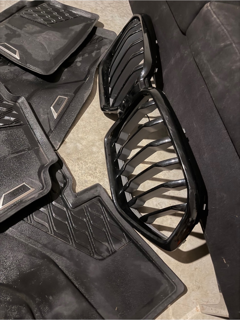 BMW X6 2022 Gloss Black Kidney Grilles Set - with all 4 matching BMW mats.
